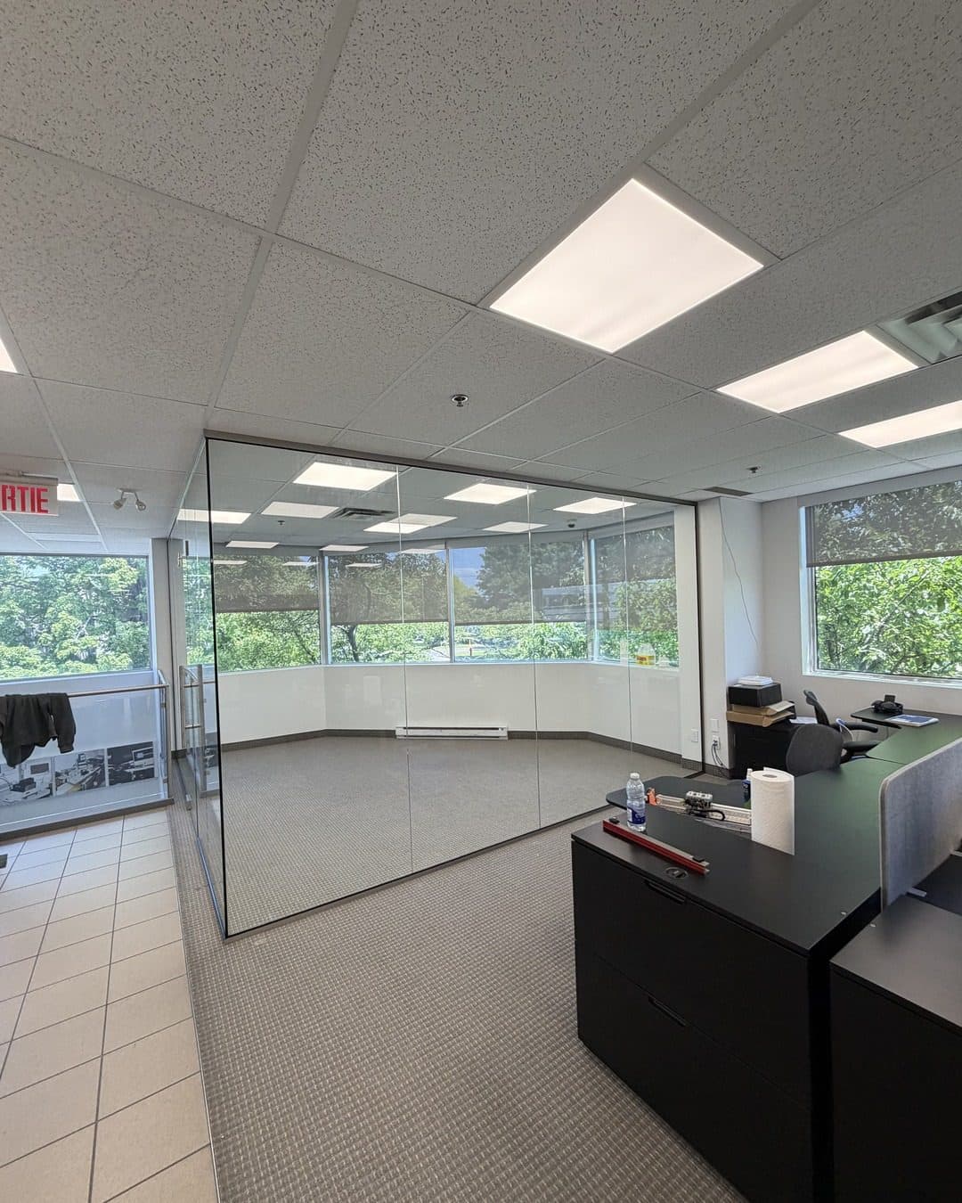 Frameless corner glass partition in an office