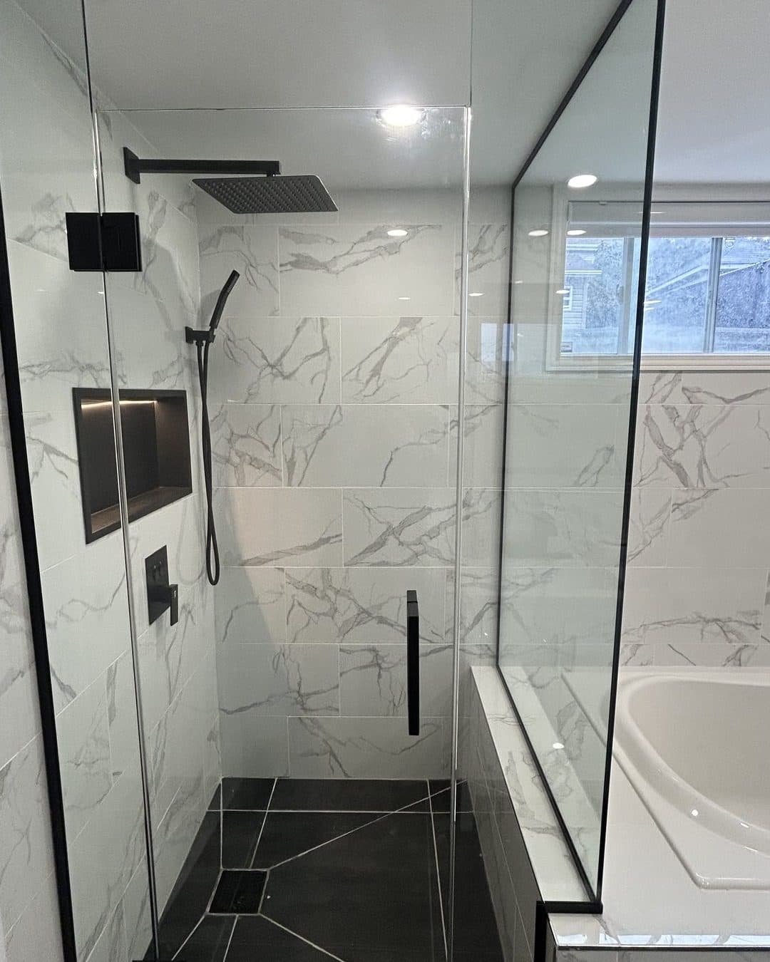 Douche vitrée avec niche éclairée et quincaillerie noire